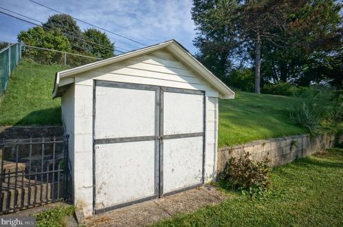 8 Brentwood Rd, Camp Hill PA  17011-2503 exterior