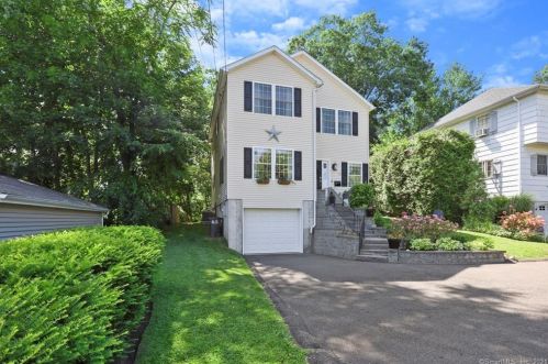 77 Wascussee Ln, Stamford, CT 06902-7035