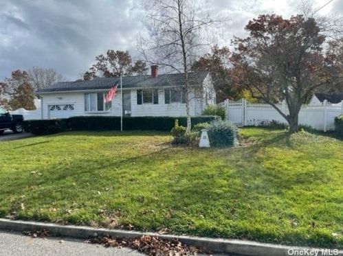 8 Hart Ln, South Setauket, NY 11720-1313