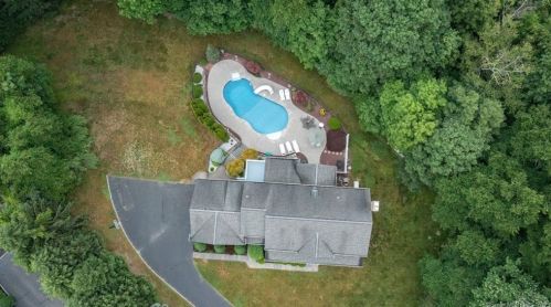8 Hayward Hills Ln, Brookfield Center, CT 06804-1242