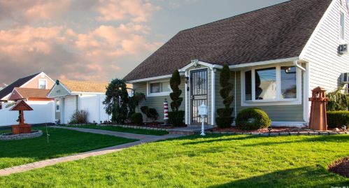 853 Washington Ave, Westbury, NY 11590-6013