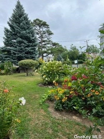 80 Doges Promenade, North Lindenhurst NY  11757-6408 exterior