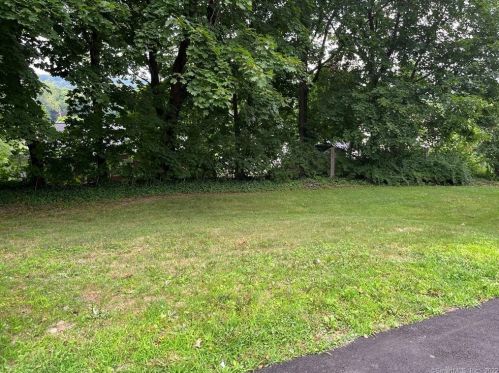 87 Kneen St, Huntington CT  06484-3913 exterior