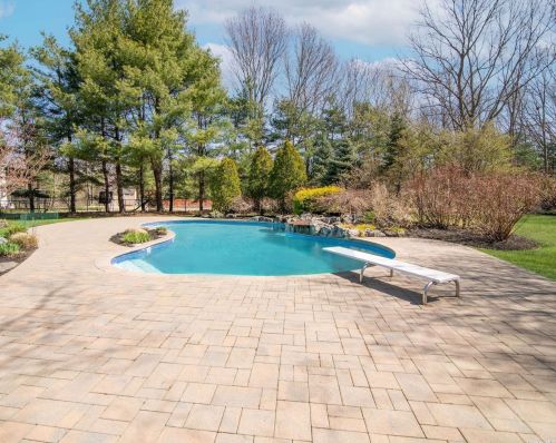 12 Wildflower Dr, San Remo, NY 11754-5046