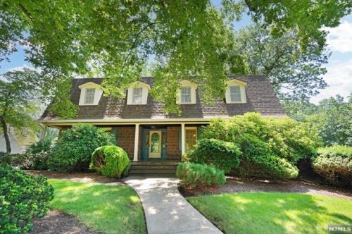 824 Norgate Dr, Ridgewood NJ 07450-2118 exterior