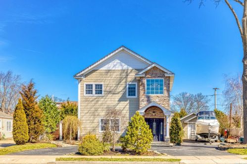 565 Sunnybrook Dr, Rockville Centre, NY 11572-2633