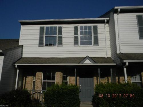 104 Cres Ct, Yorktown VA  23693-4584 exterior