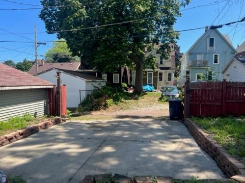 1228 32, Milwaukee WI 53208-2943 exterior