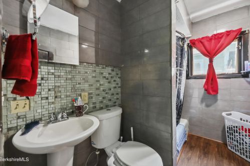 3 Richmond St, Adams MA 01220-1934 exterior