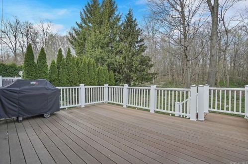 118 Hitching Post Ln, Yorktown Hgts NY  10598-2833 exterior