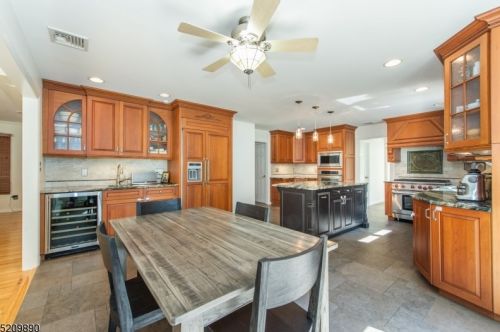 77 Fountain Dr, Skyline Lakes NJ  07456-2406 exterior