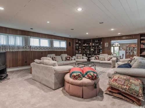 613 Caledonia Rd, Huntington Station NY 11746-5122 exterior