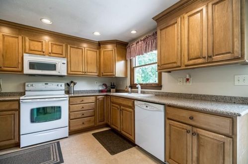 105 Wayne Dr, Cranberry Township, PA 16066-7325