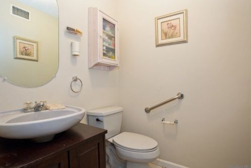 2 Laura Ct, Mount Sinai NY  11766-2360 exterior