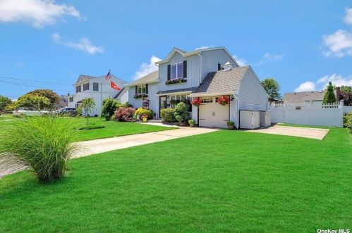 76 Washington Ave, Islip Terrace, NY 11752-2634
