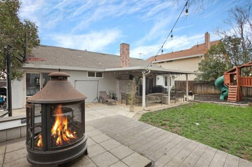 9020 Lismore Dr, Elk Grove CA  95624-2661 exterior