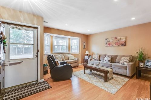82 Quail Run Dr, Deer Park, NY 11729-5633