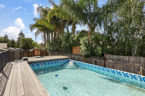 696 Tahoe St, Manteca CA  95337-6853 exterior
