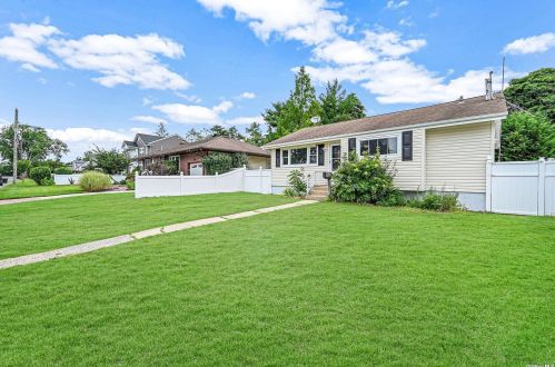 53 2nd St, Deer Park, NY 11729-4205