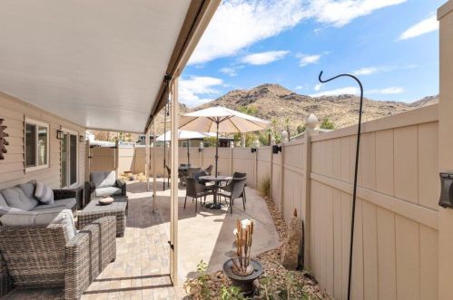 70 Santa Monica St, Palm Springs CA  92264-5257 exterior