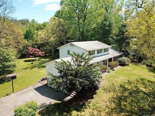 18 Sterling Forest Ln, Airmont, NY 10901-3415