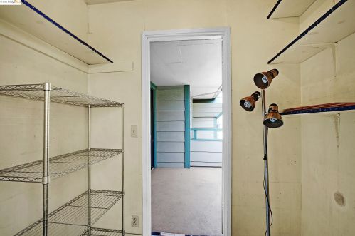 2077 Washington Ave, San Leandro CA  94577-5866 exterior