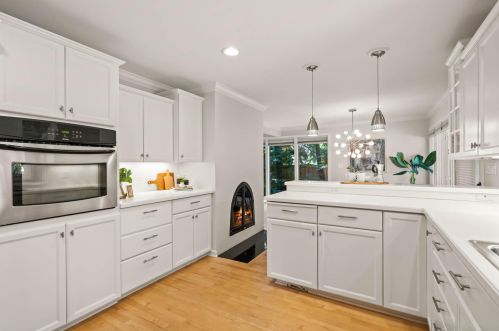 7607 Lake Dr, Milwaukee WI  53217-2909 exterior