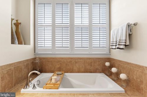 43589 Mcdowell Sq, Leesburg VA  20176-6528 exterior