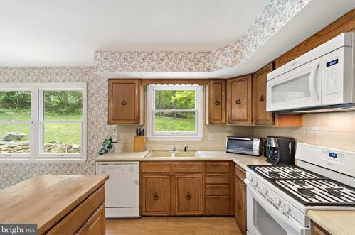 2206 Youngs Dr, Haymarket VA  20169-1534 exterior