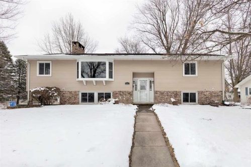 321 Prestien Dr, Denver, IA 50622-9549