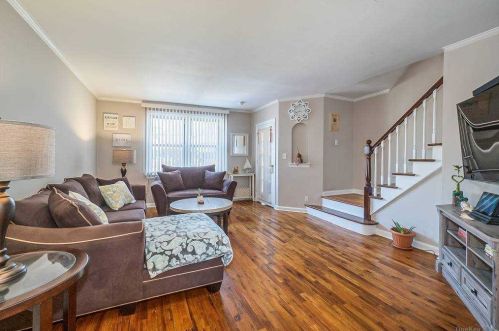 89-62 220th St, Jamaica, NY 11427-2505