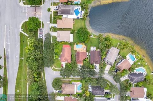 2489 191 Ave, Hollywood FL  33029-4610 exterior