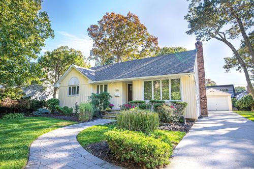20 Tally Ln, North Wantagh, NY 11793-1923