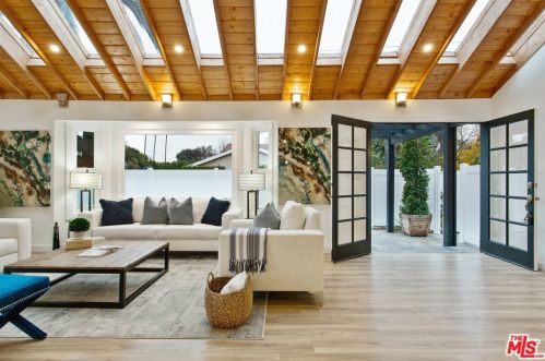 4951 Cedros Ave, Van Nuys CA  91403-1637 exterior