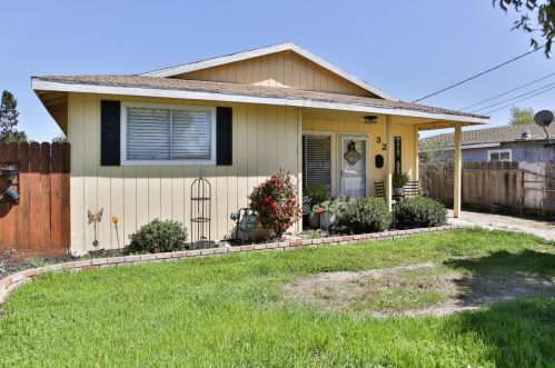 32 8th St, Greenfield, CA 93927-5624