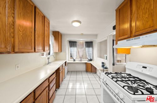 1069 Ridgewood St, Long Beach CA  90807-1023 exterior