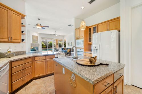 2 King Edward Ct, Rancho Mirage CA  92270-1621 exterior