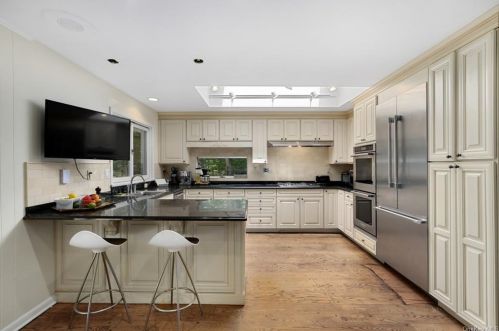 164 Westchester Ave, Scotts Corners NY  10576-1705 exterior