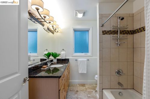 5904 Canning St, Oakland CA 94609-1306 exterior