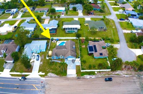 2062 Floresta Dr, Fort Pierce FL  34984-4706 exterior