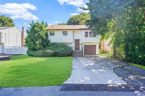 610 2nd St, Elwood, NY 11731-2407