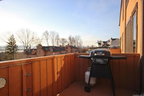 34 Hudson View Hl, Crotonville NY  10562-3327 exterior