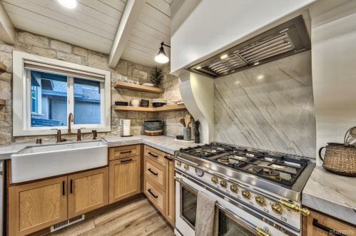 544 Tahoe Keys Blvd, South Lake Tahoe CA  96150-3313 exterior