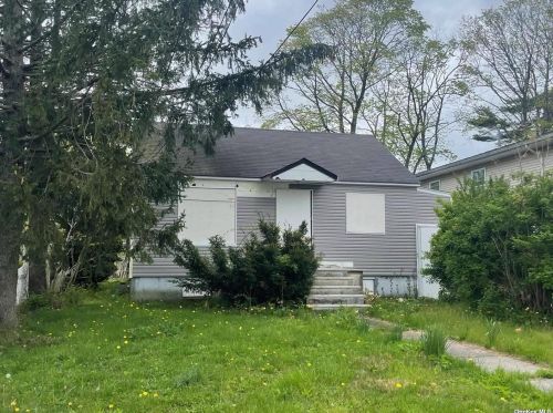 514 Mount Pl, Babylon, NY 11704-1720