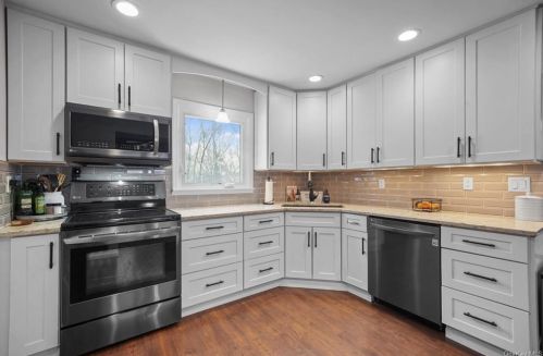 385 Saw Mill River Rd, Yorktown Hgts NY  10598-6131 exterior