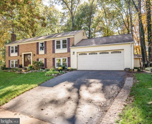 12613 Old Dorm Pl, Herndon, VA 20170-2830