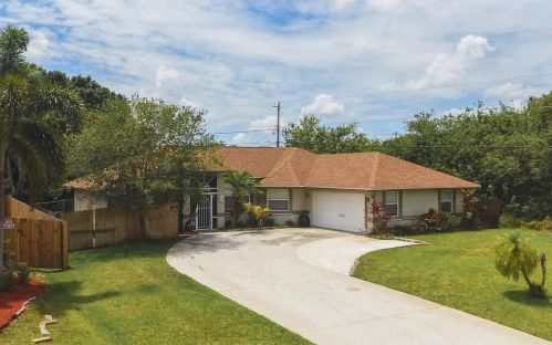 1090 Dartmouth Ave, Fort Pierce, FL 34953-8516