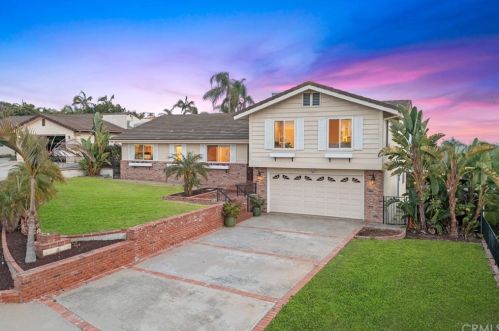 222 Hawthorne Cir, Vista, CA 92083-7635