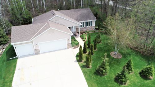230 Glacial Dr, Slinger, WI 53086-9066