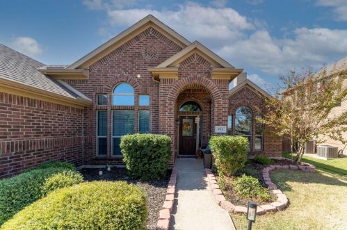 932 Monticello Dr, Burleson TX  76028-8208 exterior